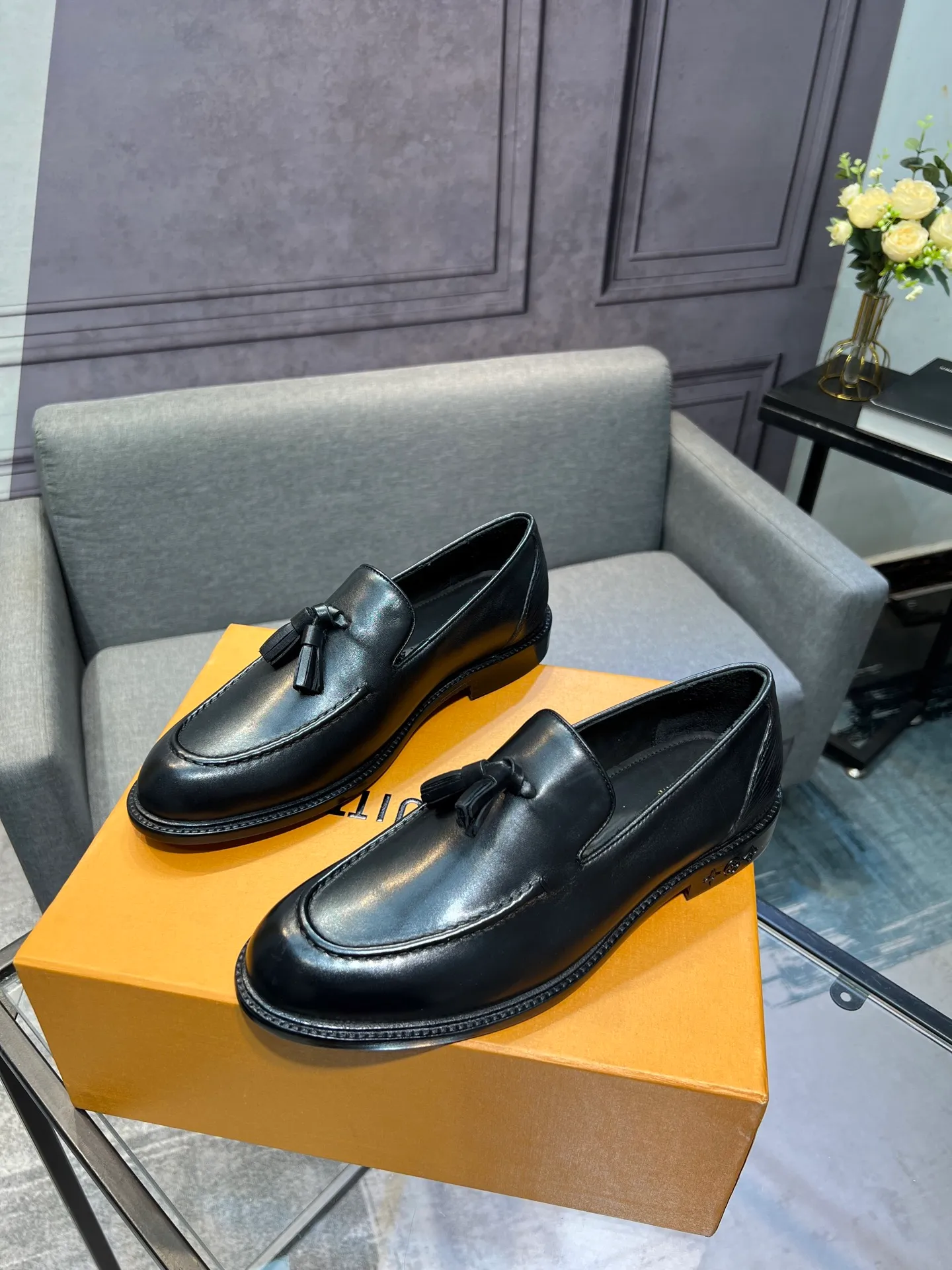 Men's shoes 💰1020 LV top luxury brand, high-quality men's business formal leather shoes, imported genuine leather soles! Customized imported leather, the first layer of open-edge beaded lacquered cowhide, the texture is incomparable, the imported cowhide lining, high-end high-end shoes, don't miss it! size:39-44 (Male 38 45 46 customized)